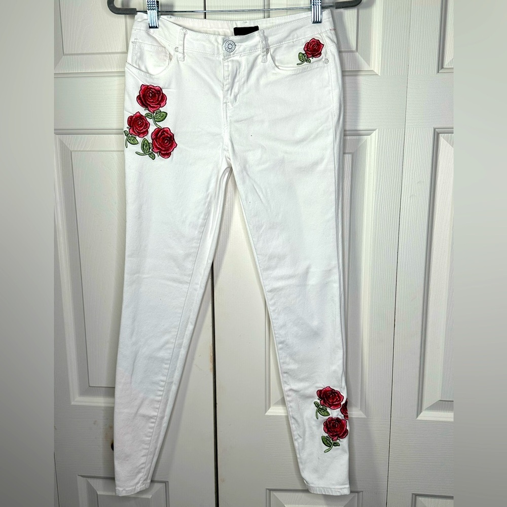 Silver Crush White Rose Embroidered Skinny Jeans Size 5/6 Floral Stretch Denim